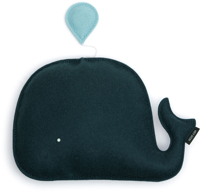 Spieluhr in Form eines Wals aus dunkelblauem Stoff mit einem hellblauen Tropfen-Detail oben.