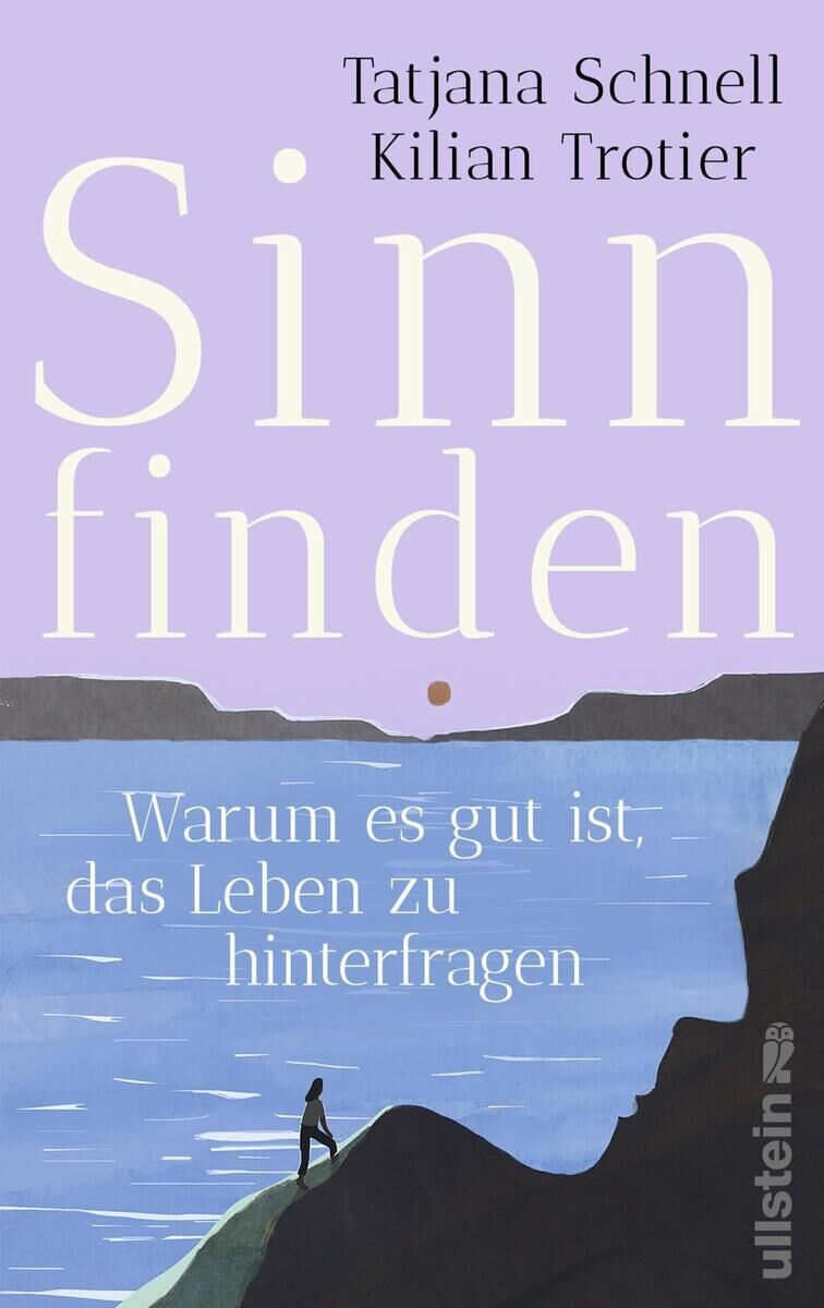 Buchcover von 'Sinn finden' von Tatjana Schnell und Kilian Trotier, das eine Person zeigt, die an einem Gewässer steht und nachdenklich aufs Wasser schaut. Der Hintergrund und der Himmel sind in blau- und lilafarbenen Tönen gehalten, der Titel des Buches steht in großen, weißen Buchstaben darüber.