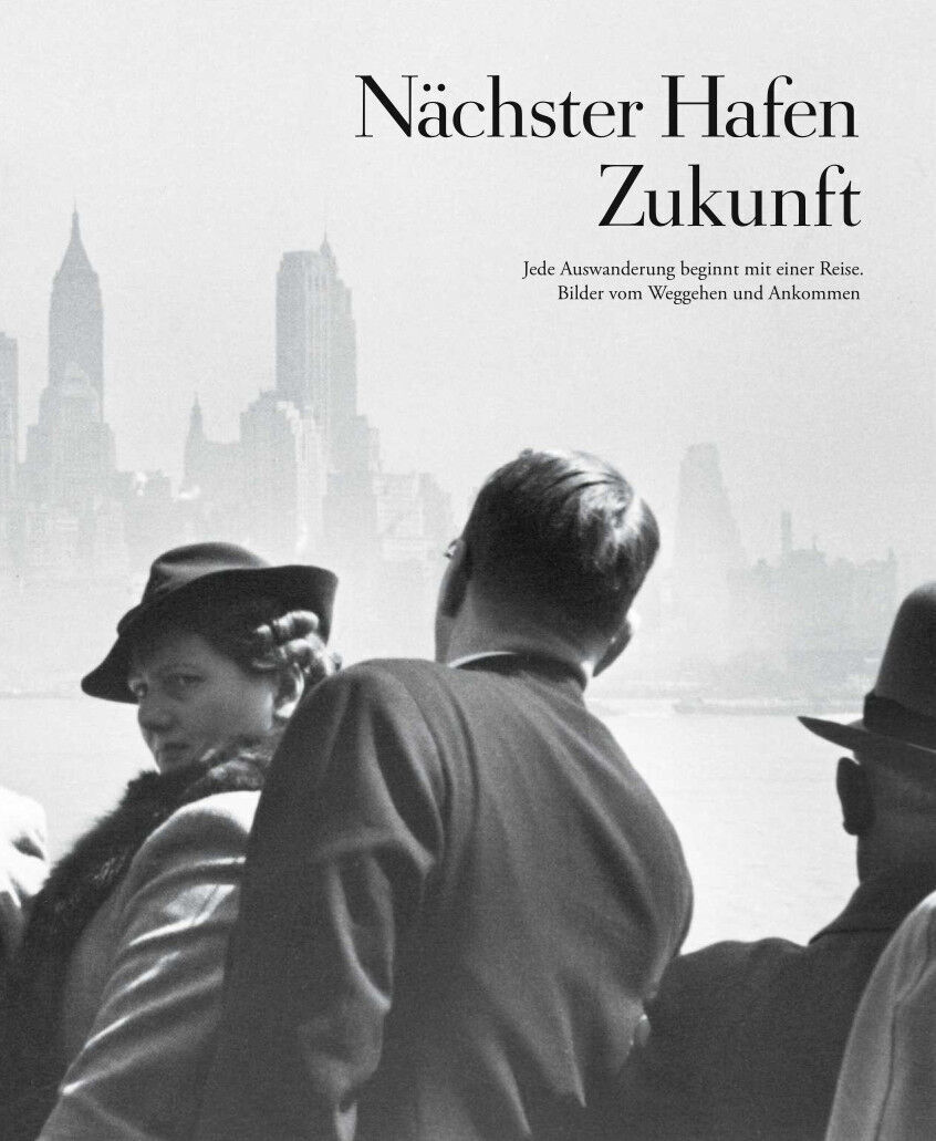 Schwarzweiß-Fotografie von Menschen, die zu einem Hafen reisen, mit dem Text 'Nächster Hafen Zukunft' darüber. Im Hintergrund sind städtische Gebäude zu sehen.