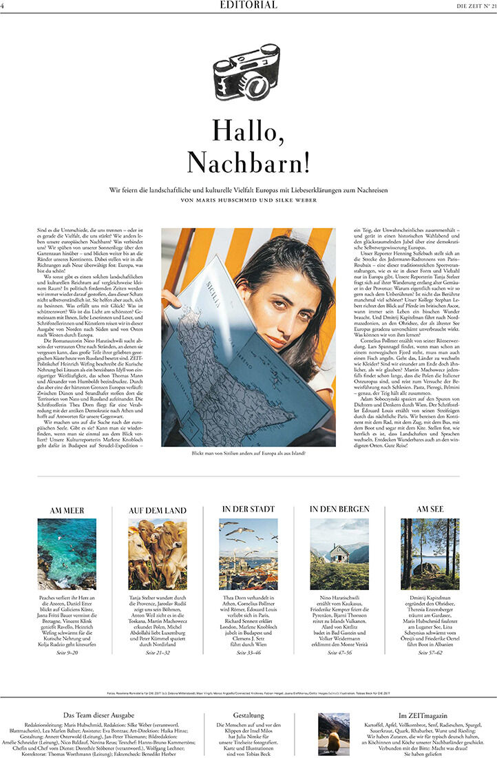 Titelseite der Sonderausgabe DIE ZEIT 21/2026. Der obere Bereich zeigt einen Kamera-Icon, den Titel 'Hallo, Nachbarn!' und einen mehrspaltigen Text mit großem Foto: Eine Frau mit blauer Karte in der Hand, im Hintergrund orange Streifen. Unten kurze Artikel zu europäischen Urlaubszielen.