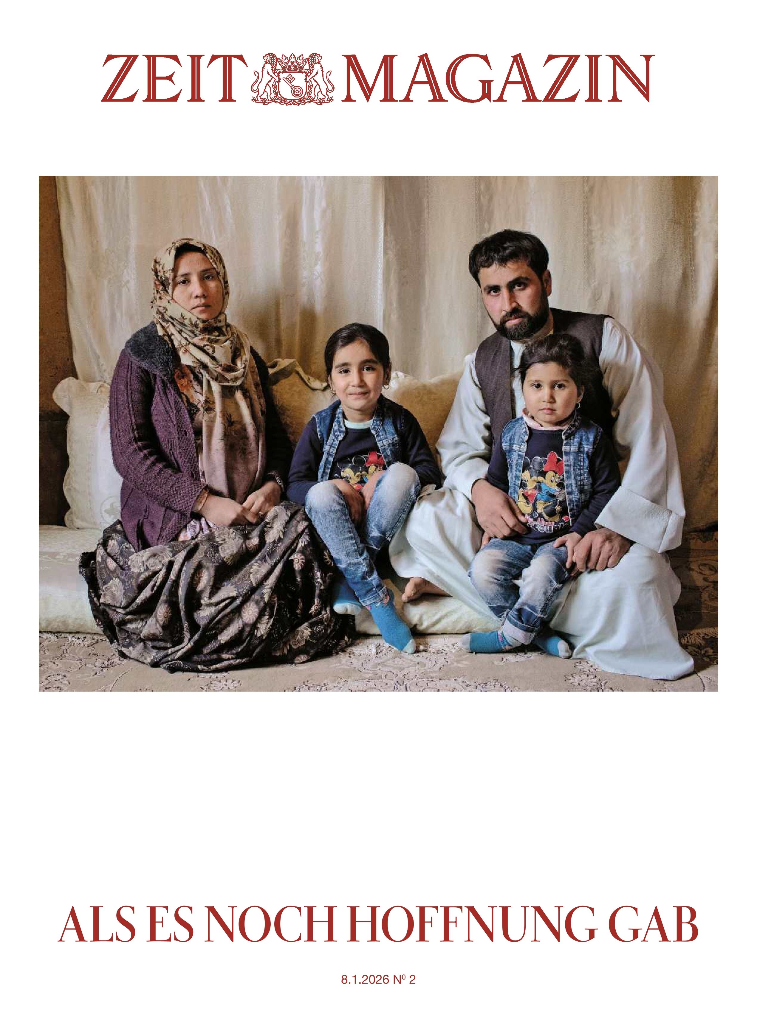 Das Titelbild des ZEIT Magazins zeigt eine vierköpfige Familie – Mutter, Vater und zwei Kinder – auf einem hellen Sofa vor beigefarbener Wand. Die Eltern tragen traditionelle Kleidung, die Kinder moderne Jeans und T-Shirts. Darüber steht in roter Schrift 'ZEIT MAGAZIN'. Unten der Titel: 'ALS ES NOCH HOFFNUNG GAB'.