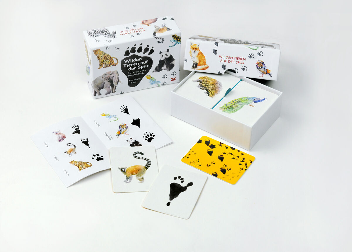 Das Bild zeigt das Memo-Spiel »Wilden Tieren auf der Spur - 25 Tiere und ihre Pfotenabdrücke«. Es enthält Karten mit Illustrationen von Tieren und deren Pfotenabdrücken. Eine Schachtel mit farbenfrohen Tierbildern ist ebenfalls sichtbar. Die Karten sind auf einem weißen Hintergrund angeordnet.