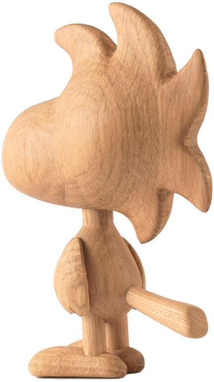 Die Abbildung zeigt eine minimalistische Holzfigur »Woodstock« von Boyhood aus europäischer zertifizierter weißer Eiche. Die stilisierte Figur steht aufrecht, Blick zur Seite, mit rundem Kopf, schlankem Körper und betontem Schnabel. Natürliche Holzmaserung ist sichtbar.