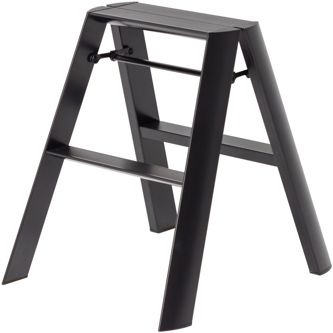 Die Abbildung zeigt eine moderne, zweistufige Lucano Trittleiter aus schwarzem Aluminium. Die kompakte, zusammenklappbare Leiter steht auf einer weißen Fläche und hebt sich durch ihr stilvolles, minimalistisches Design deutlich hervor.
