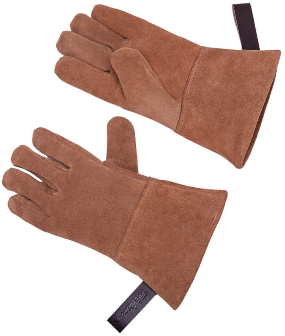 Ein Paar braune Handschuhe aus Rindleder, flach auf weißem Hintergrund abgebildet. Die Handschuhe haben einen robusten, funktionalen Look mit einer Lasche.