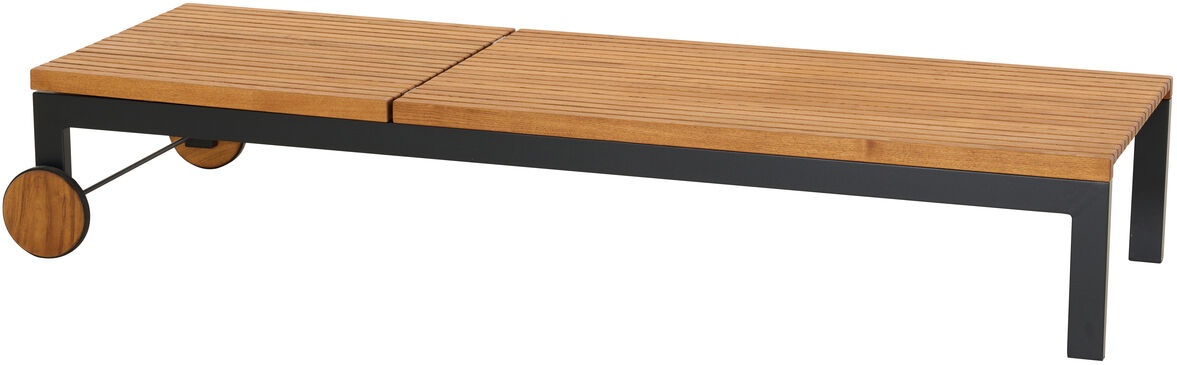 Eine moderne Rollliege namens »Bozen« mit einer Liegefläche aus Holz und einem stabilen schwarzen Metallrahmen. Die Liege hat zwei Räder an einem Ende zur einfachen Bewegung.