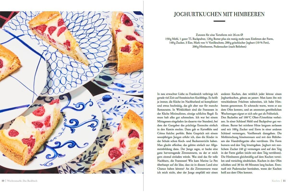 Abbildung einer Seite aus dem »Wochenmarkt-Backbuch«, die ein Rezept für Joghurtkuchen mit Himbeeren zeigt. Es sind Stücke des Kuchens auf verschiedenen Tellern mit blauen Mustern angerichtet.