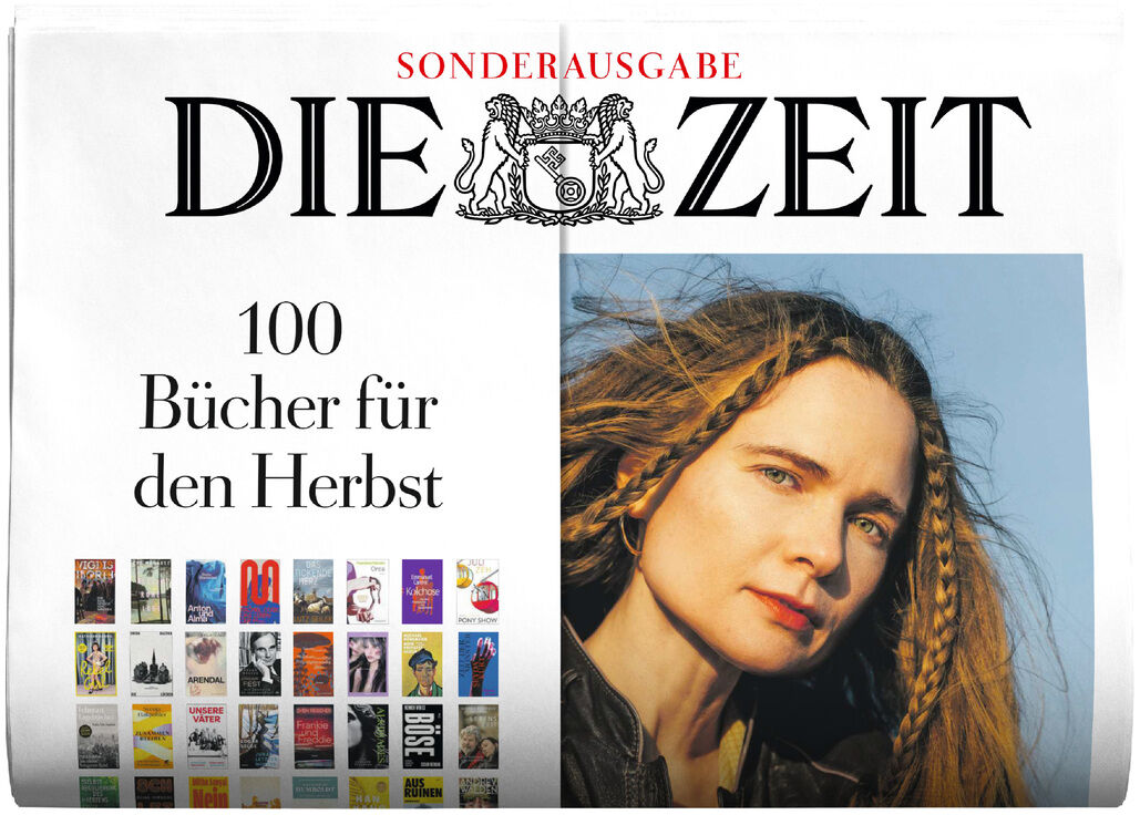 Titelblatt der DIE ZEIT Sonderausgabe »Literatur«. Oben der Zeit-Schriftzug, darunter links der Text „100 Bücher für den Herbst“ mit kleinen Buchcovern, rechts ein Porträt einer Frau mit geflochtenen Haaren vor blauem Himmel, Licht von rechts betont das Gesicht.