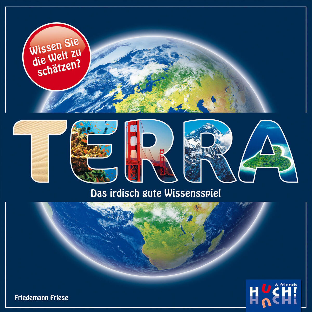 Das Bild zeigt die Verpackung des Brettspiels ‚Terra‘ von Huch!. Es zeigt die Weltkugel im Hintergrund und der Name des Spiels ist in großen Buchstaben in der Mitte zu sehen, teilweise gefüllt mit Fotos von geografischen Sehenswürdigkeiten. Ein Slogan 'Das irdisch gute Wissensspiel' ist ebenfalls abgebildet.
