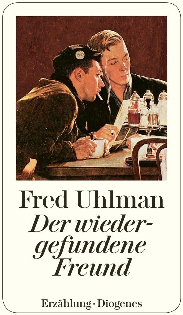 Das Buch 'Der wiedergefundene Freund' von Fred Uhlman, erschienen im Diogenes Verlag, zeigt auf dem Cover zwei Männer, die sich an einem Tisch gegenübersitzen. Einer von ihnen trägt eine schwarze Mütze und raucht eine Zigarette, während der andere Mann ihm gebannt zuhört. Eine vertrauliche und intensive Atmosphäre umgibt die Szene. Der Hintergrund ist dunkelbraun.
