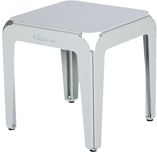 Moderner, silber-grauer Hocker aus Metall mit einfachem und funktionalem Design, geeignet für Innenräume.