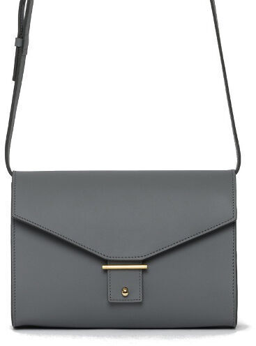 Hochwertige, graue Schultertasche aus Leder mit einem minimalistischen Design, einem verstellbaren Riemen und einem kleinen goldenen Verschluss mit der Prägung »DIE ZEIT 3«.