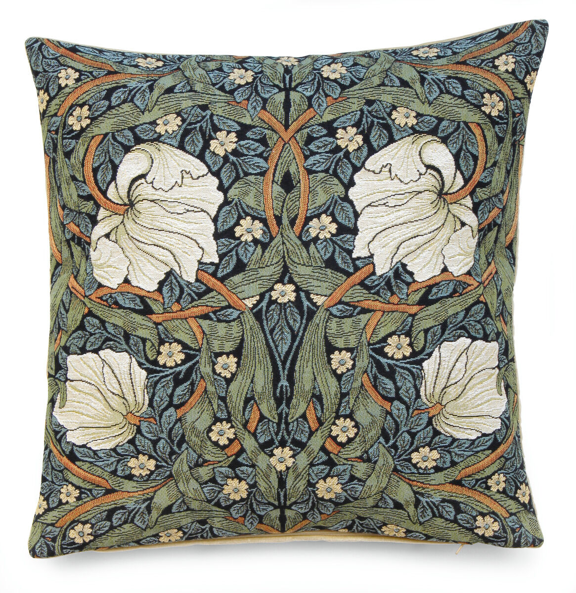 Eine Kissenhülle mit einem floralen Muster nach einem Design von William Morris. Die Farben bestehen aus verschiedenen Schattierungen von Grün, Weiß, Orange, Blau und Gelb.