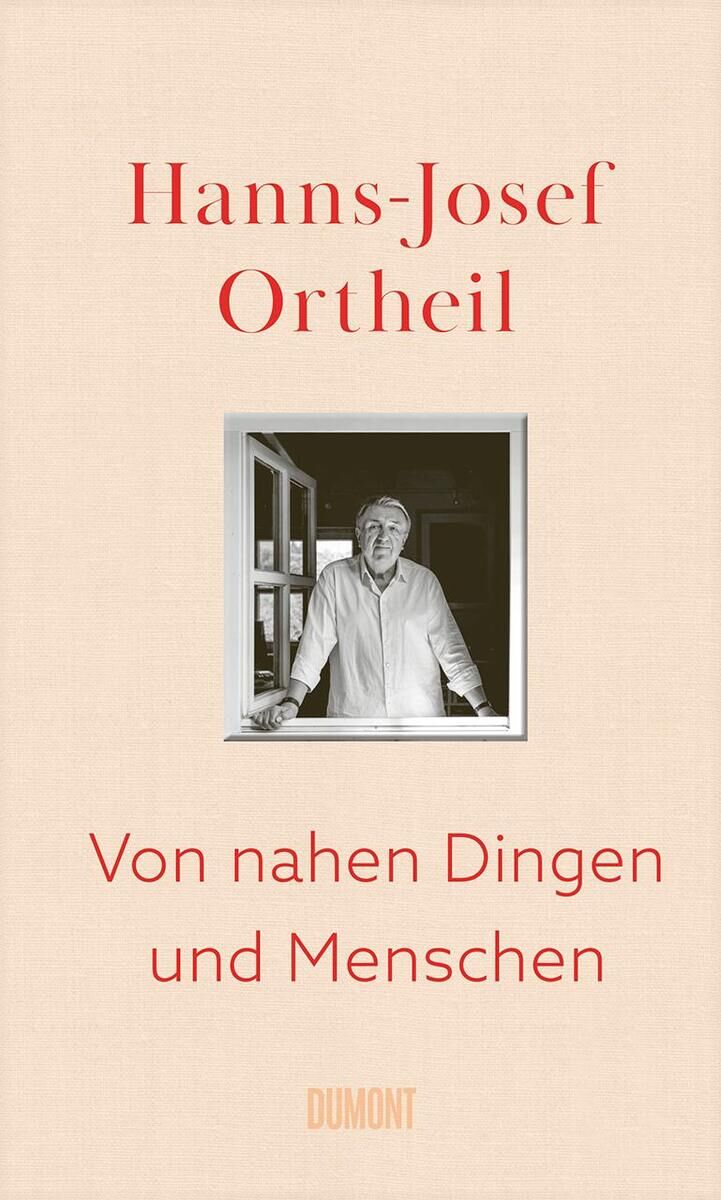 Buchcover von Hanns-Josef Ortheil's 'Von nahen Dingen und Menschen'. Das Cover ist beige und zeigt den Titel und den Autorennamen in roter Schrift sowie ein Schwarz-Weiß-Foto von Ortheil im Zentrum.
