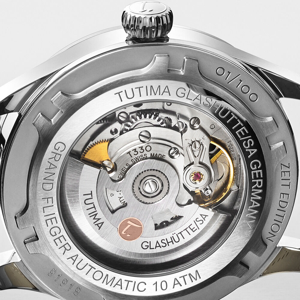 Detailreiche Rückansicht der ZEIT-Sonderedition Automatikuhr »Grand Flieger Airport Automatic« von Tutima Glashütte. Sichtboden aus Saphirglas zeigt das mechanische Uhrwerk mit Goldsiegel, Gravuren und limitierte Nummerierung, Gehäuse aus Edelstahl.