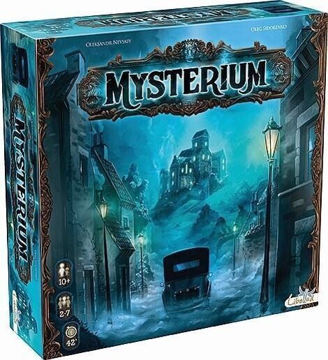 Die Mysterium Brettspielbox zeigt eine gespenstische Szene mit einem großem, nebligen Herrenhaus im Hintergrund und einem Auto im Vordergrund. Die Box hat vorwiegend blaue und schwarze Töne. Geeignet für Spieler ab 10 Jahren, 2-7 Spieler sowie eine Spielzeit von 42 Minuten.