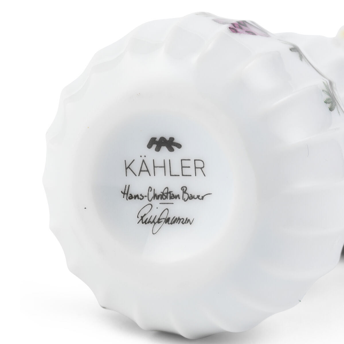 Untere Ansicht einer weißen Porzellanfigur Schneemann »Hammershøi« der Marke Kähler, handsigniert, mit zarten dekorativen Elementen; das Bild zeigt vor allem den geschwungenen, geriffelten Sockel und die Unterseite mit Logo und Signatur.