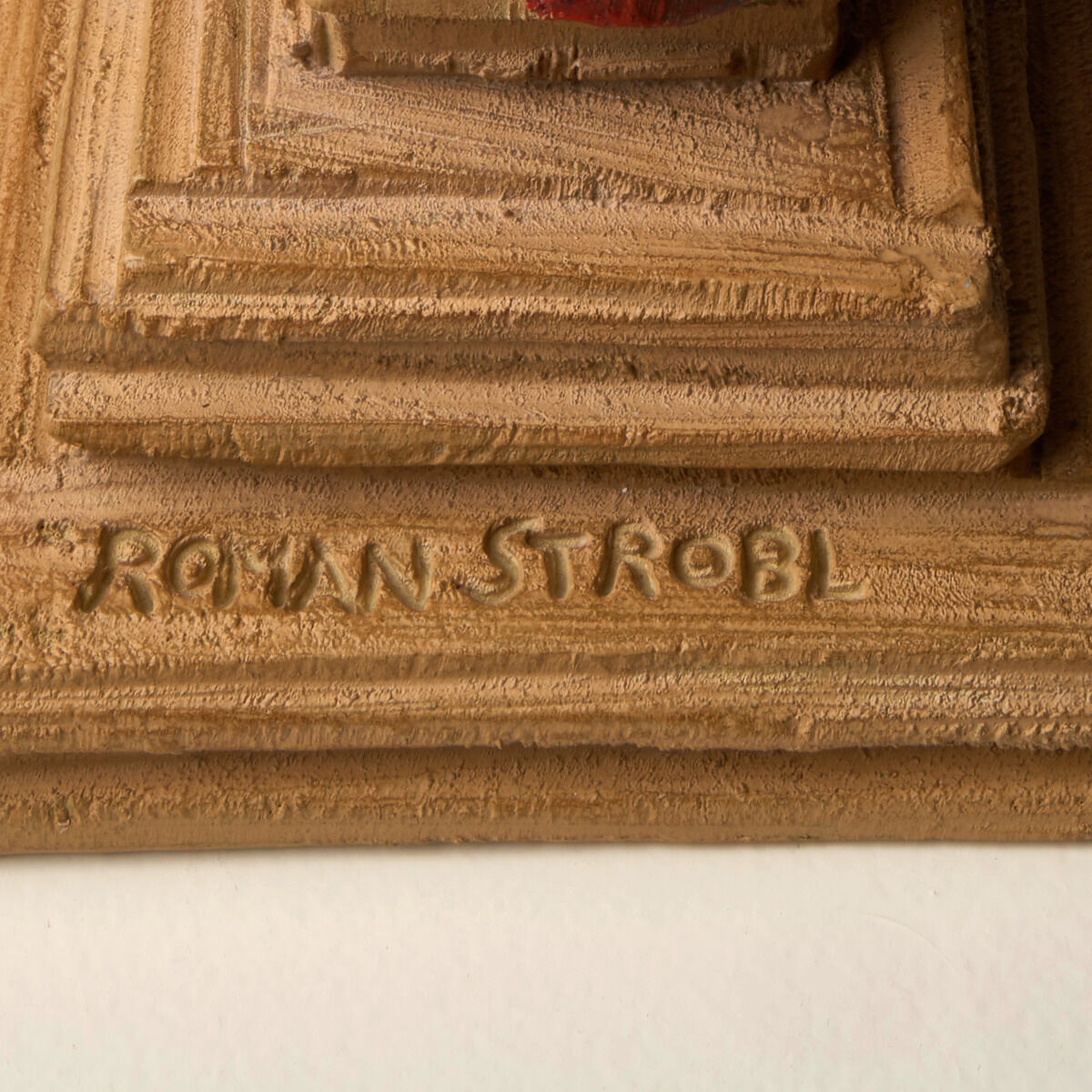 Skulptur mit Holzoptik von Roman Johann Strobl auf rechteckigem Sockel mit detailreicher Oberflächenstruktur und Künstlersignatur.