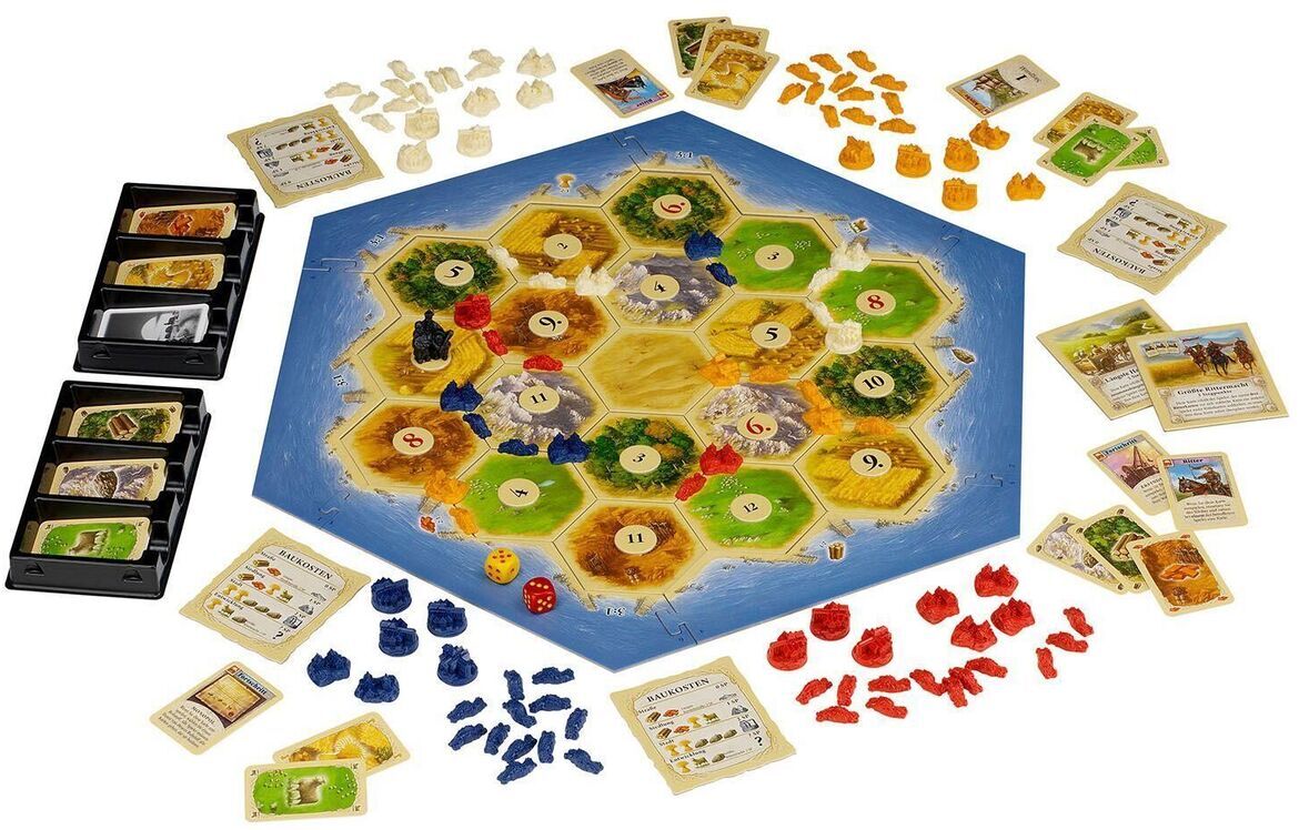 Das Bild zeigt das Spielmaterial von 'CATAN - Das Spiel'. In der Mitte befindet sich das sechseckige Spielfeld mit unterschiedlich gefärbten Feldern in Blau, Grün und Gelb. Darum herum liegen Karten, Spielfiguren in Rot, Blau und Weiß und verschiedene Erweiterungsmaterialien. Geeignet für Familie und Freunde, perfekt für diverse Anlässe wie Weihnachten und Geburtstage.