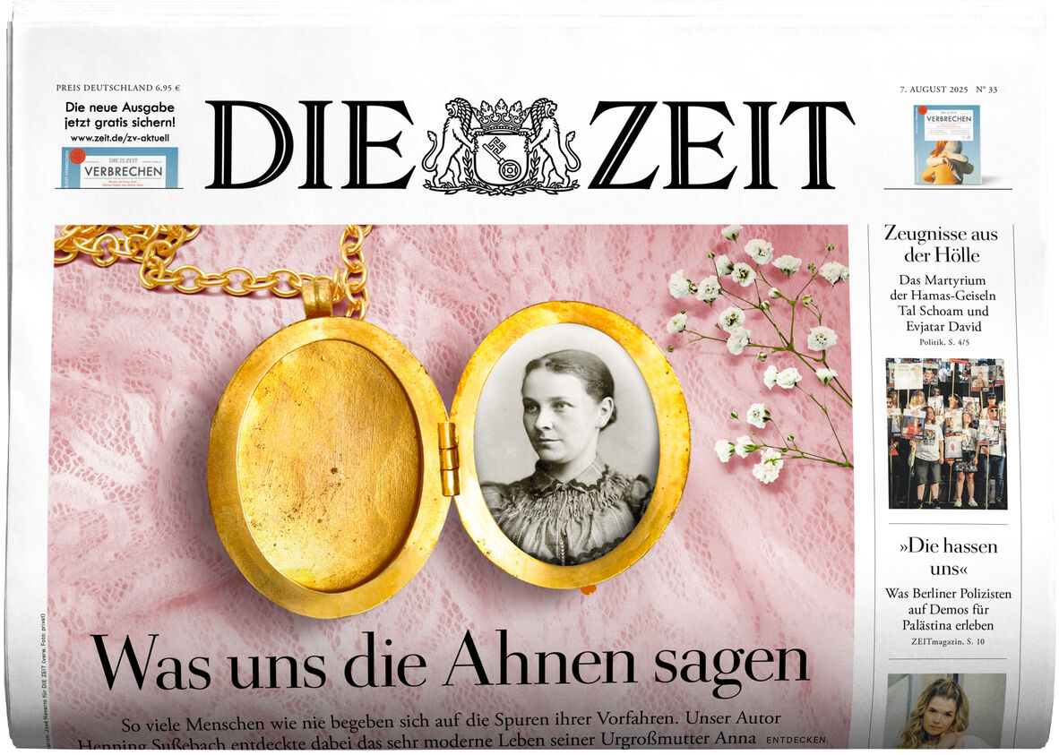 Titelblatt der Zeitung DIE ZEIT Ausgabe 33/2025 mit einem offenen goldenen Medaillon, das das Porträt einer Frau zeigt, auf rosa Spitzenstoff und weißen Blüten liegend. Hauptthema ist die Bedeutung der Ahnen und Familiengeschichte.