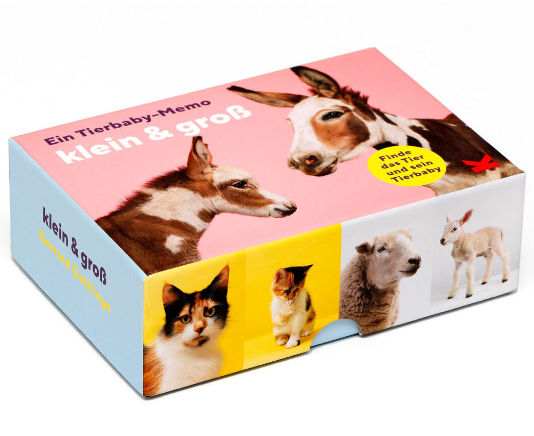 Ein Memo-Spiel namens »Klein und Groß«, das auf der Verpackung verschiedene Tierbabys wie Fohlen, Lamm, Katze und Zicklein zeigt. Die Verpackung hat bunte Farben und zeigt Bilder der Tiere auf rosa, gelbem und weißem Hintergrund.