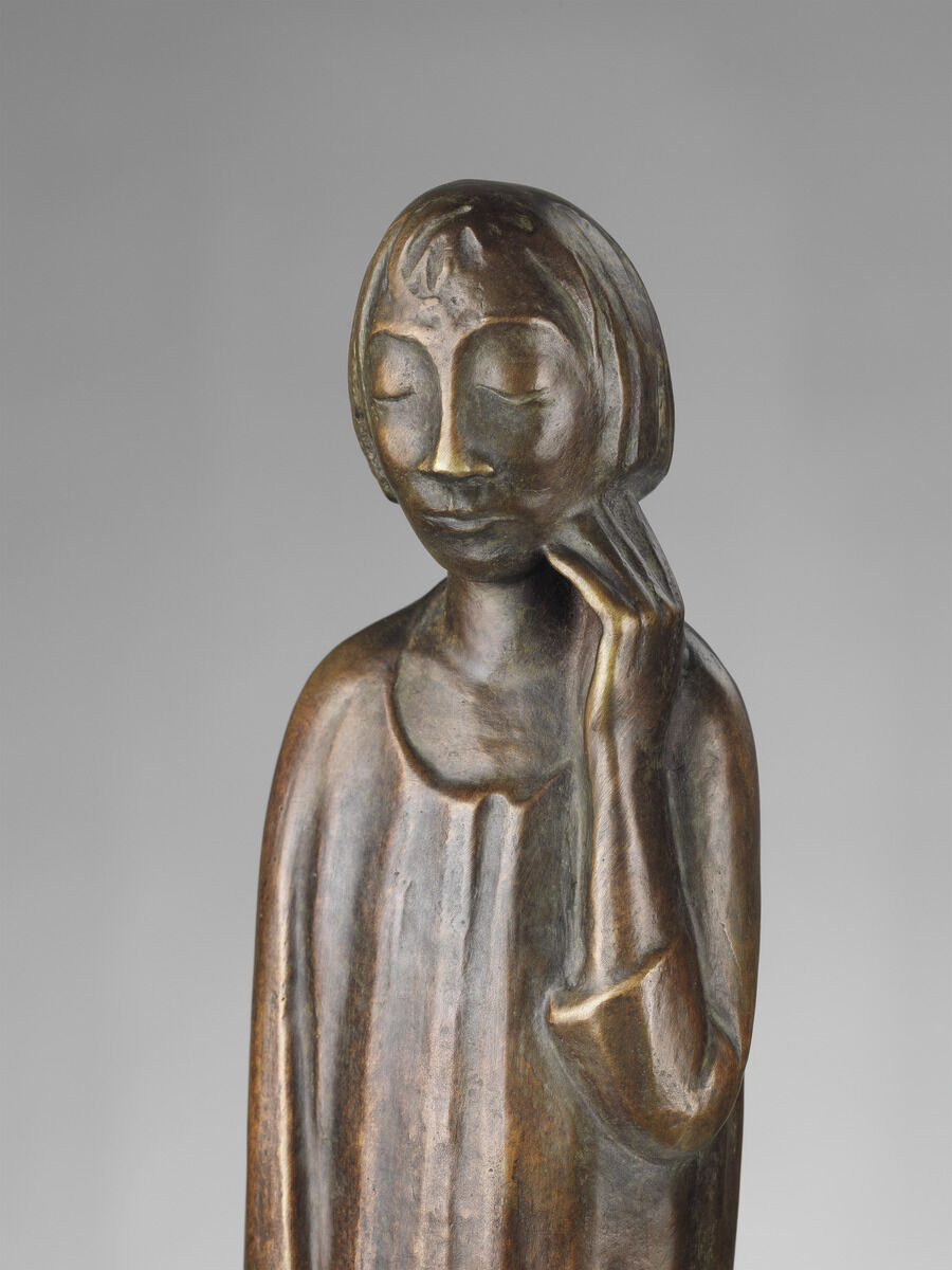 Bronzestatue von Ernst Barlach, »Der Sinnende II«, 1934: Ein nachdenklicher Mensch mit geschlossenen Augen und an die Wange gelegter Hand, in einem fließenden Gewand.