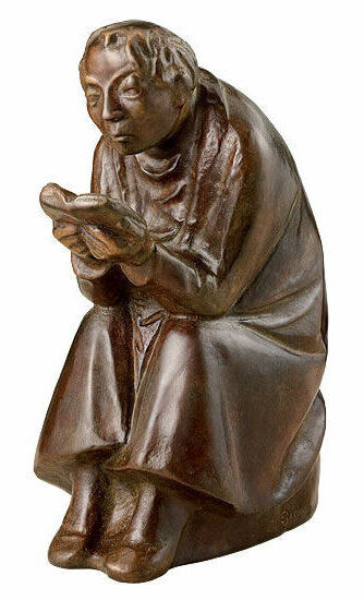 Die Skulptur 'Der Buchleser' von Ernst Barlach aus dem Jahr 1936 stellt eine sitzende Figur dar, die in ein Buch vertieft ist. Die Figur besteht aus Bronze und zeigt feine Details und eine ernste, nachdenkliche Mimik.