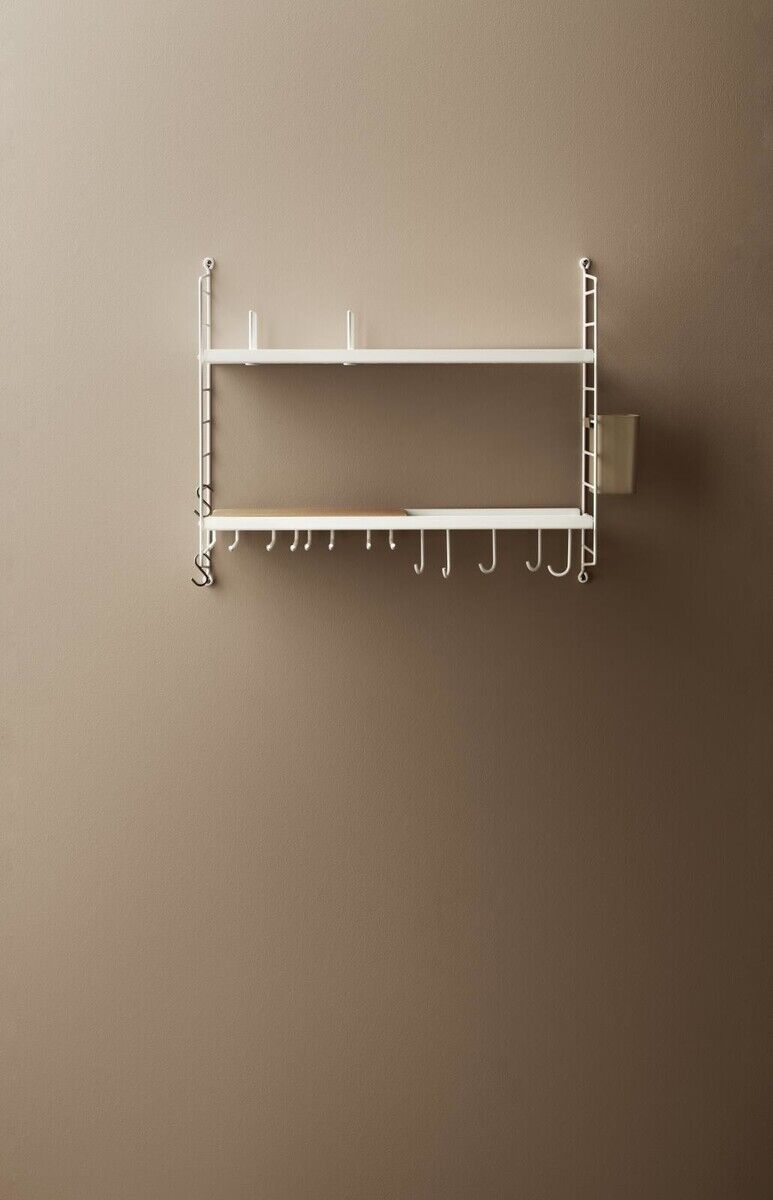 Ein minimalistisches und wandmontiertes Küchenregal in weiß mit Holzböden und mehreren Haken, ideal für die Aufbewahrung.