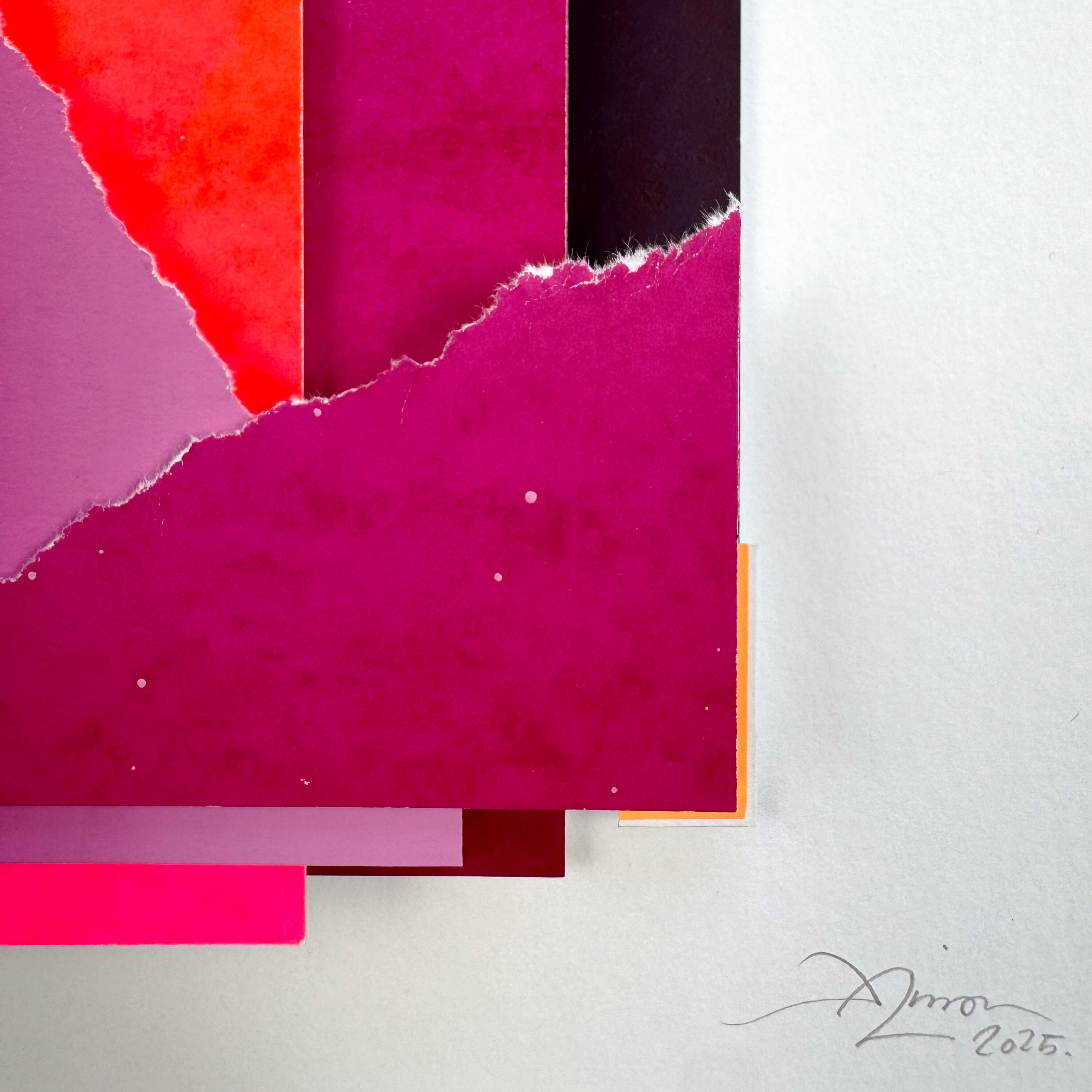 Abstrakte Siebdruck- und Collage-Arbeit auf Papier, bestehend aus übereinander positionierten, torn und geschnittenen geometrischen Farbflächen in Pink, Rot, Violett und Weiß mit klaren, modernen Linien auf hellem Untergrund. Signatur und Jahreszahl unten rechts.