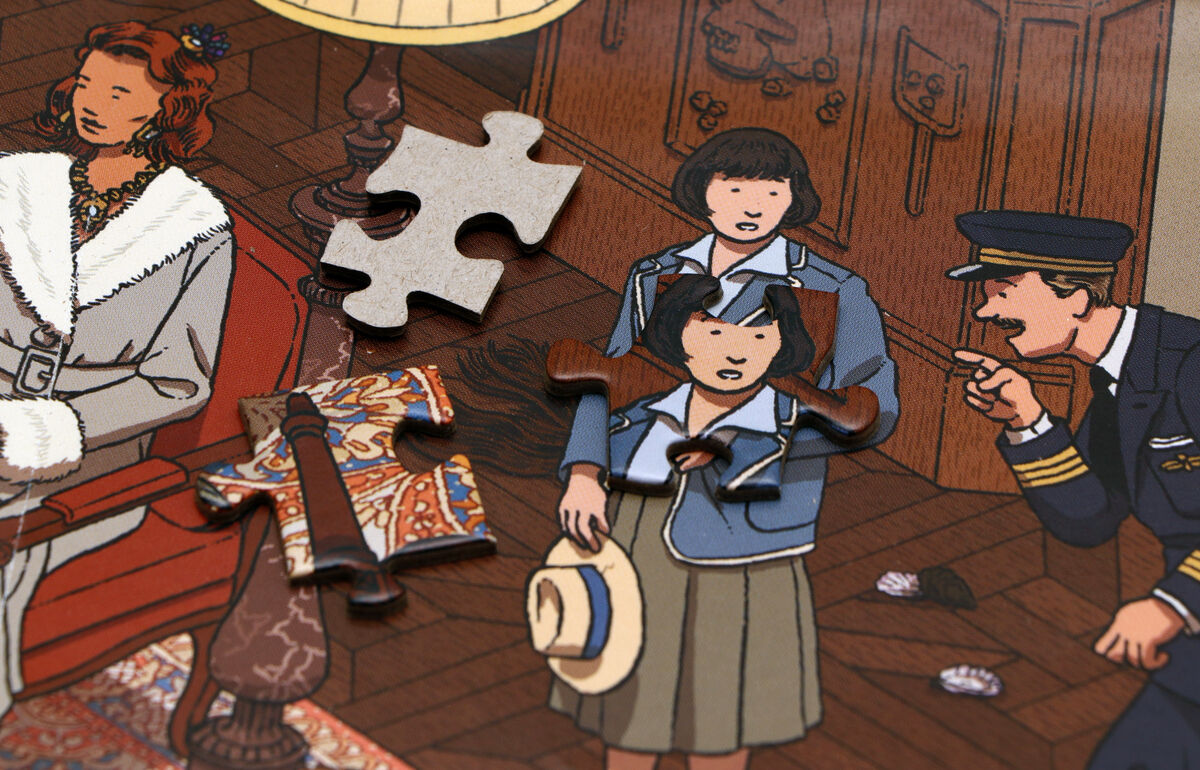 Ein Puzzle mit einer Illustration aus der Welt von Hercule Poirot, gezeigt wird eine Szene mit verschiedenen Charakteren und Puzzleteilen im Vordergrund.