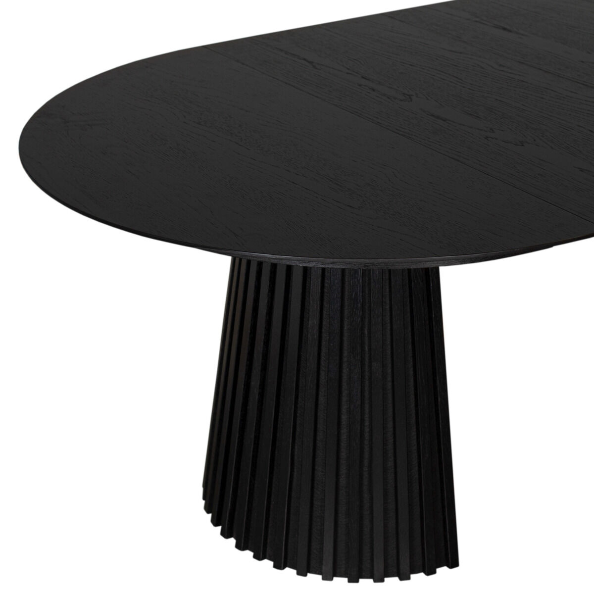Abgebildet ist der Dining-Tisch »Andria 120cm« von bene living in dunkelgrauer Ausführung mit ausziehbarer ovaler Tischplatte und geriffeltem, konisch zulaufendem Mittelfuß. Die Oberfläche ist edel gemasert und der Tisch wirkt modern und elegant.