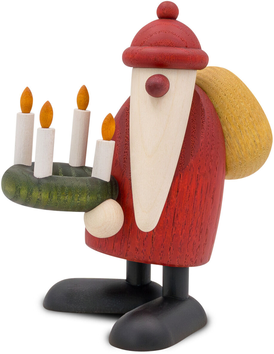 Holzfigur eines Weihnachtsmanns mit roter Mütze und Mantel, der einen grünen Adventskranz mit vier weißen Kerzen in der einen Hand hält und einen gelben Sack auf dem Rücken trägt. Die Figur steht auf schwarzen Füßen und ist in einem schlichten, modernen Stil gefertigt.
