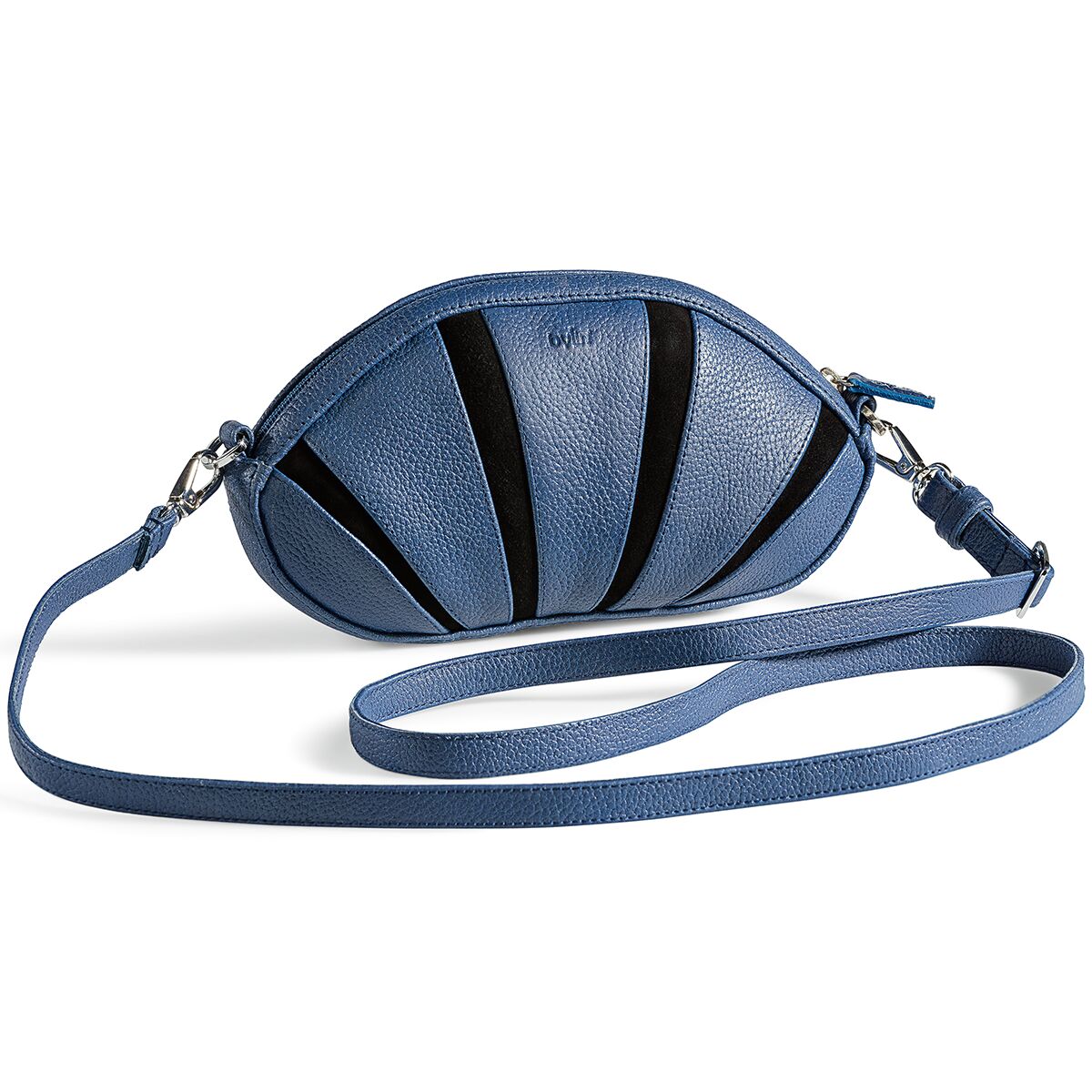 Die Umhängetasche "Stella" der Marke Ars mundi ist aus hochwertigem blauem Rindswildleder gefertigt und besitzt schwarze Ledereinsätze in geometrischem Design. Die Tasche hat einen langen, verstellbaren Riemen und silberfarbene Metallschließen. Elegant und modern, ca. 22 cm breit, 13,5 cm hoch.