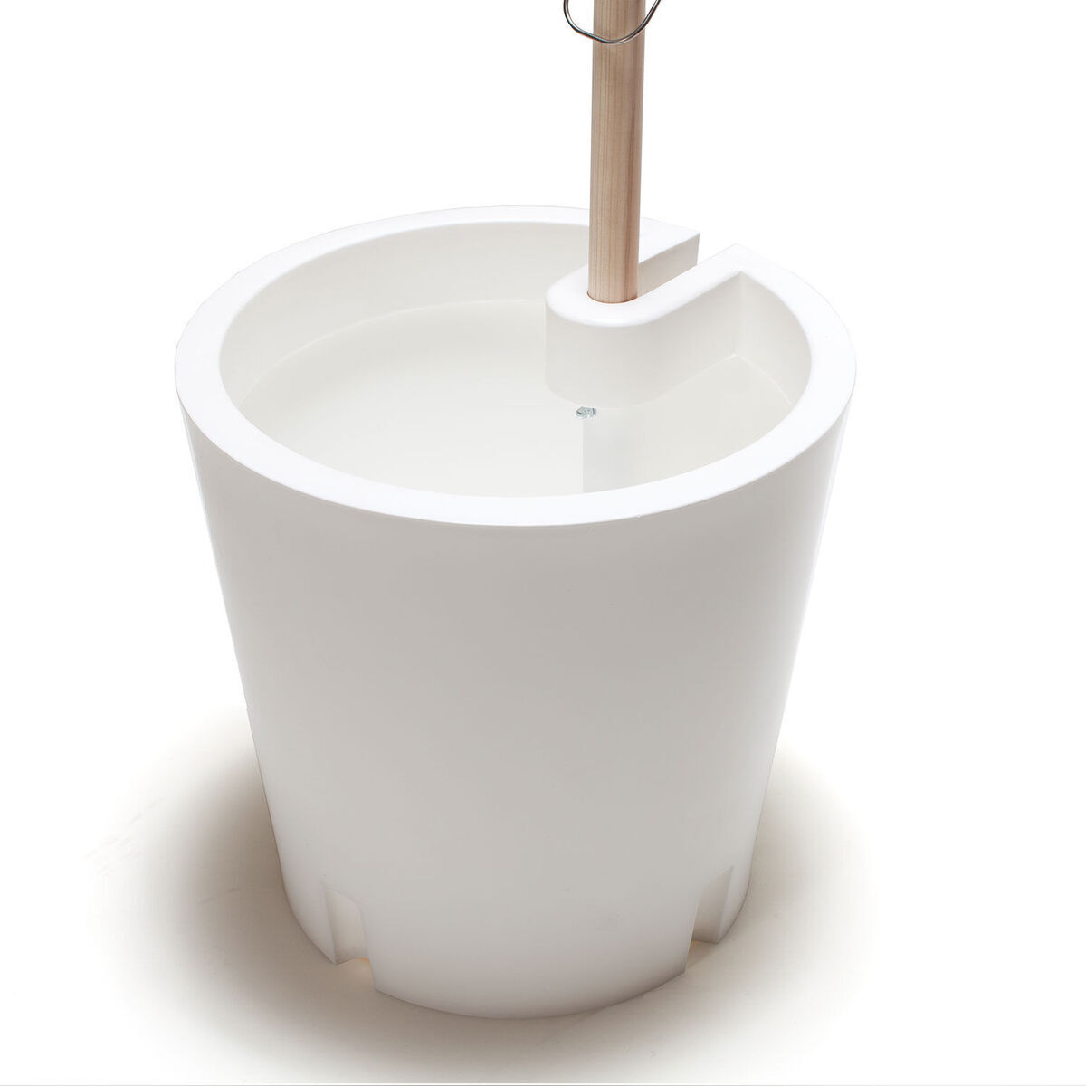 Ein weißer mobiler Pflanzkübel mit einem integrierten Wasserspeicher und einem beige-farbenem Holzgriff, abgebildet auf einem weißen Hintergrund.