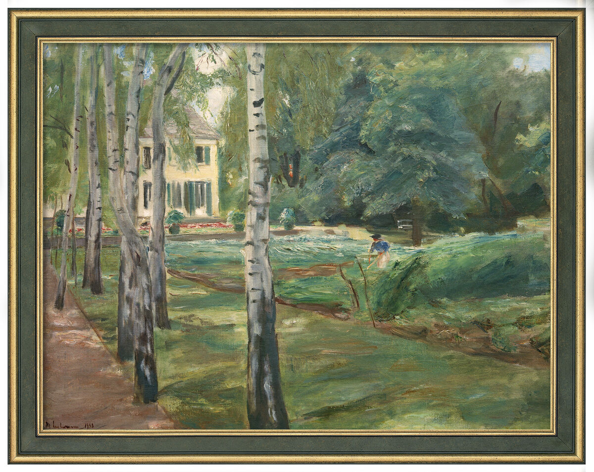 Ein Gemälde von Max Liebermann mit dem Titel »Die Birkenallee im Wannseegarten nach Westen«. Es zeigt eine Allee mit Birkenbäumen, die zu einem Gebäude im Hintergrund führt. Die Szenerie ist grün und bietet eine friedliche Parklandschaft bei sonnigem Wetter.