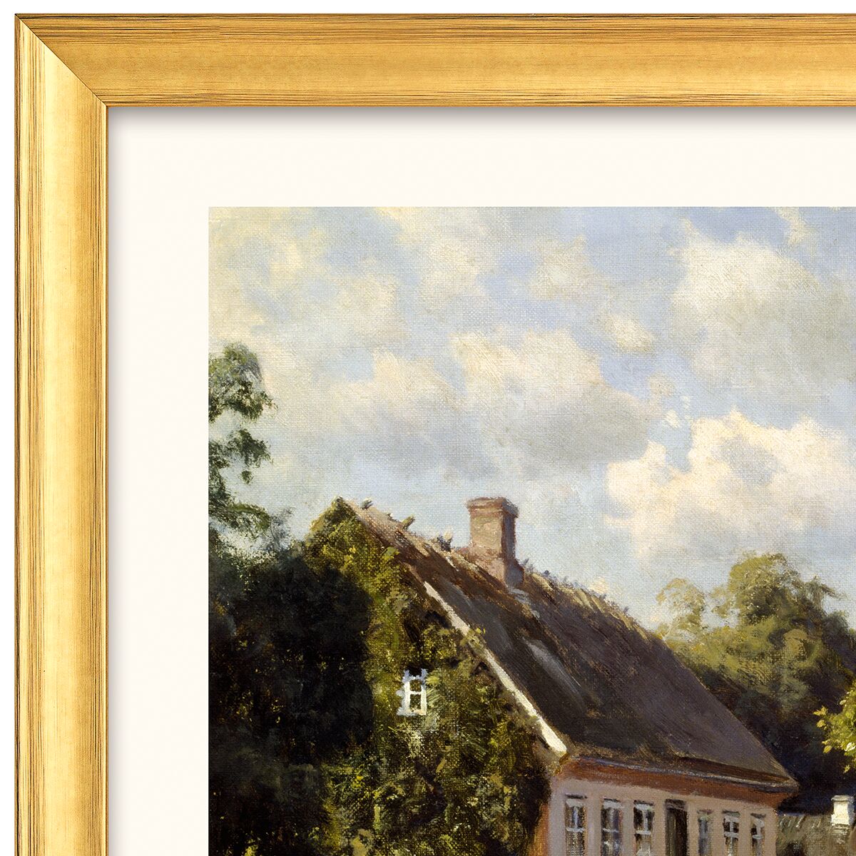 Detail eines gerahmten Gemäldes von Peder Mork Mönsted aus der Ars mundi Edition; zu sehen ist ein Teil eines Landhauses mit hellem Dach vor üppigem Grün, unter blauem, bewölktem Himmel. Der goldfarbene Holzrahmen bildet einen wertigen Abschluss.