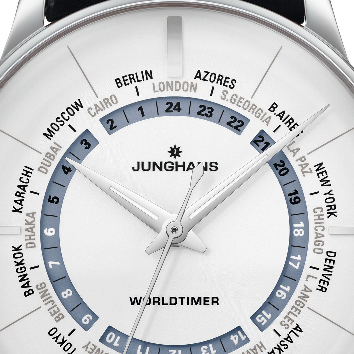 Eine elegante Herrenarmbanduhr aus der ZEIT-Kollektion, genannt 'Meister Worldtimer'. Die Uhr hat ein schwarzes Lederarmband und ein weißes Zifferblatt mit blauen und silbernen Akzenten. Sie verfügt über eine Weltzeitanzeige, die verschiedene Städte anzeigt. Der Markennamen Junghans ist auf dem Zifferblatt zu sehen.