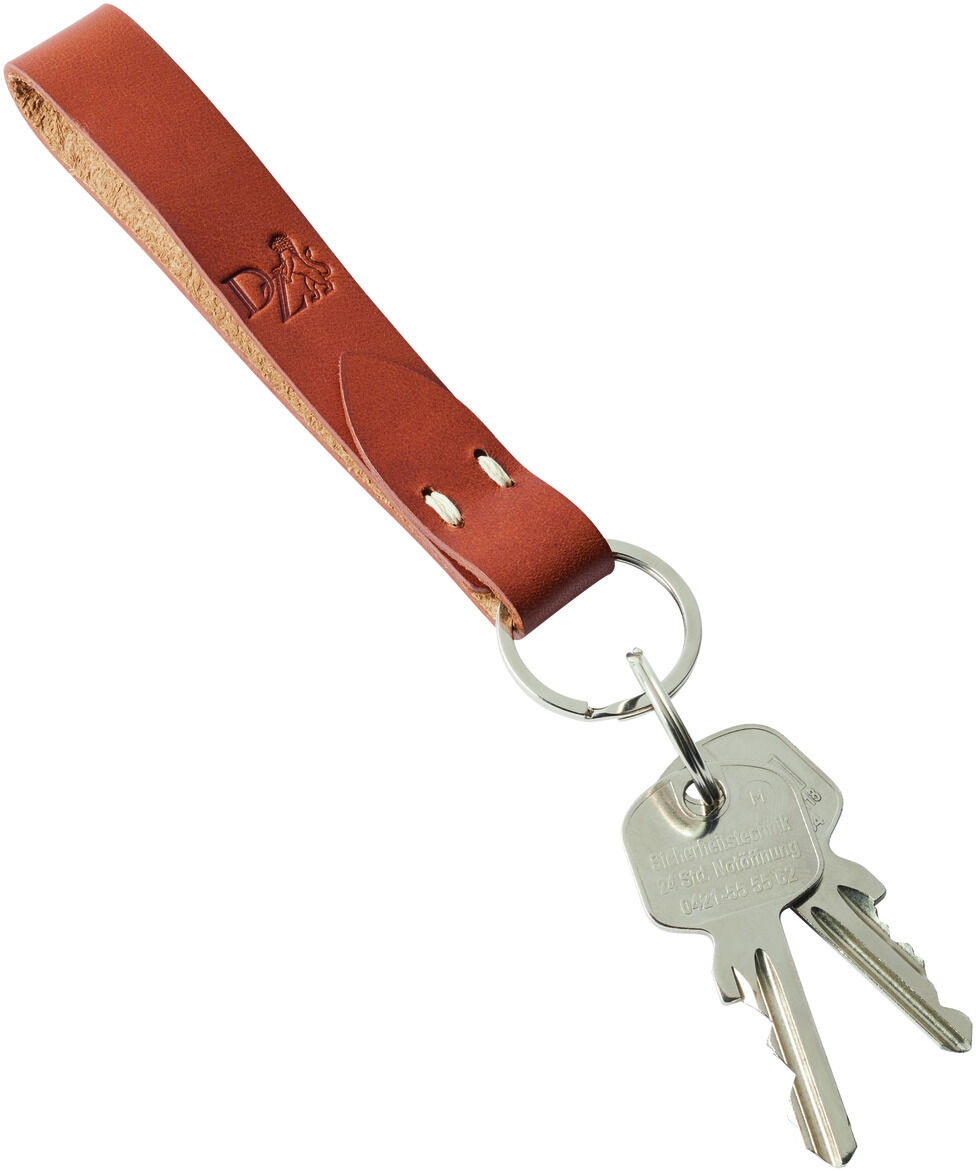 Ein brauner Leder-Schlüsselanhänger mit einer Prägung eines Löwenmusters, befestigt an einem silbernen Schlüsselring mit zwei daran hängenden Schlüsseln.