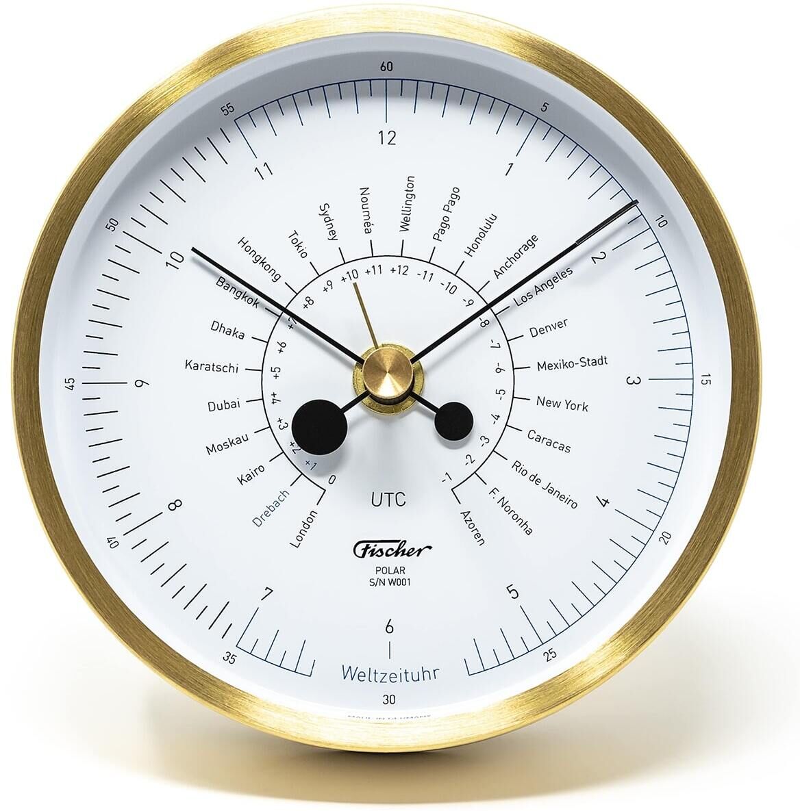 Eine Weltzeituhr von Fischer Manufaktur, Modell POLAR, mit einem weißen Zifferblatt, einem goldenen Metallrahmen und schwarzen Zeigern. Die Uhr zeigt verschiedene internationale Städte und ihre zugehörigen Zeitzonen an.
