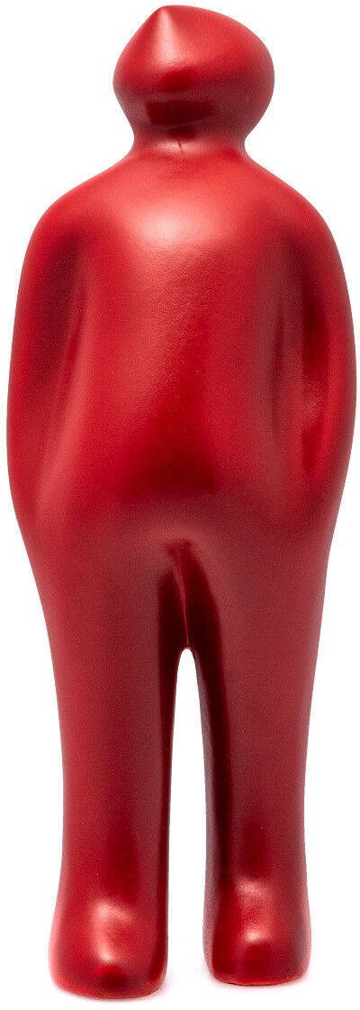 Eine rote, metallische Skulptur von Deleu, Guido namens »The Visitor Plus«. Sie stellt eine stilisierte menschliche Figur dar.