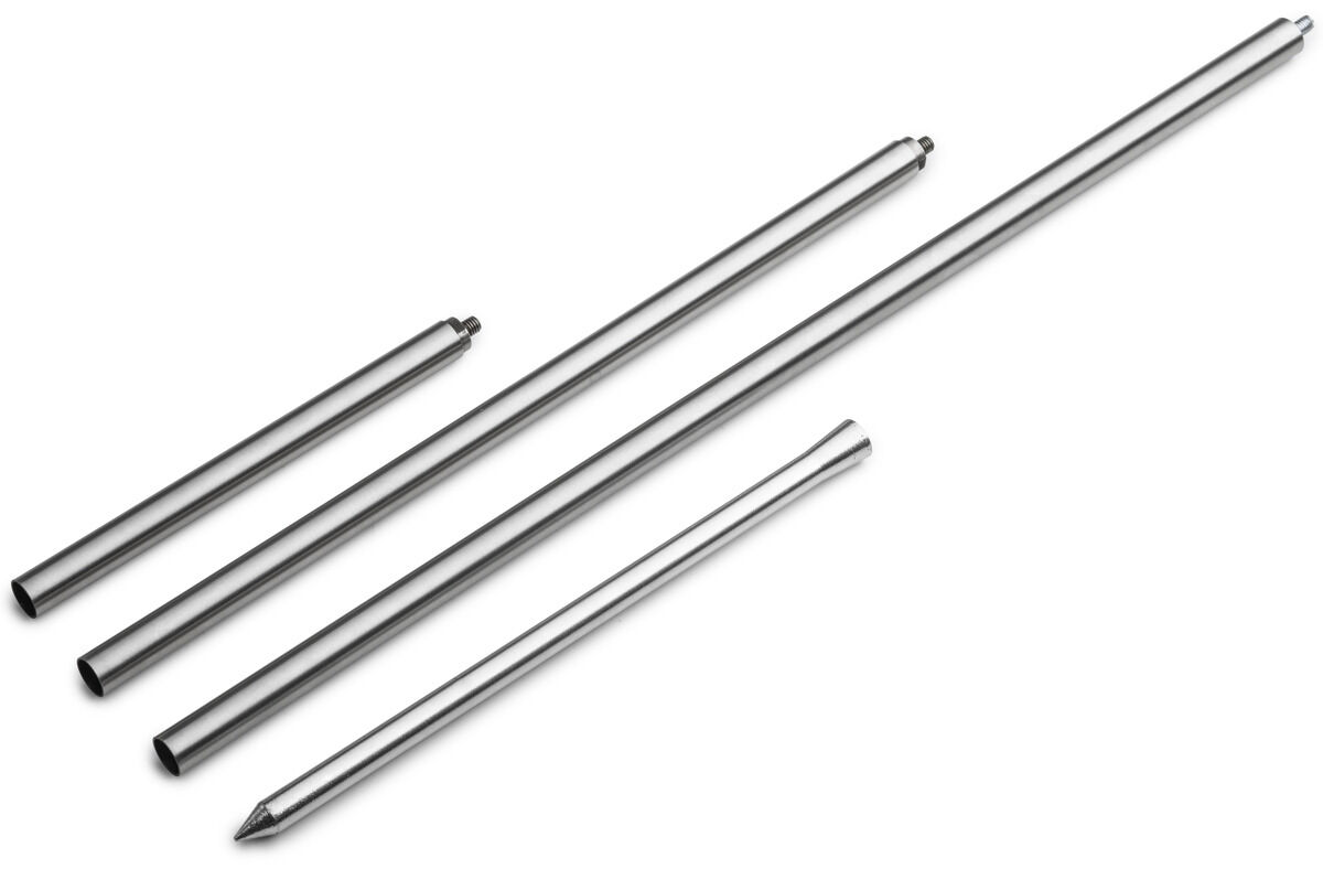 Ein Set von vier unterschiedlich langen, silberfarbenen Erdspießen aus Metall, die auf einem weißen Hintergrund liegen. Sie sind zylindrisch geformt und haben eine spitze Endung.