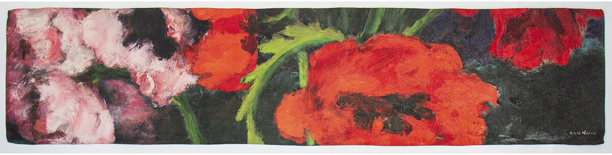 Ein Wollschal mit dem Motiv 'Großer Mohn' in dominierenden Rottönen, inspiriert von Emil Nolde. Das Design zeigt bunte Blumen in intensiver Farbgebung auf einem textilen Hintergrund.