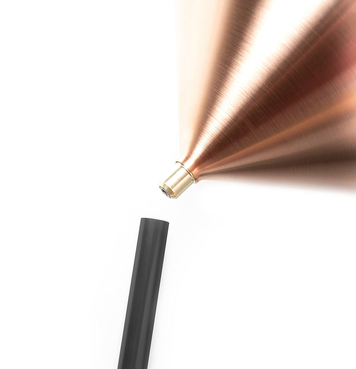 Ausschnitt eines konisch geformten Regenmessers aus glänzendem, massivem Kupfer mit gravierter Skala. Ein pulverbeschichtetes, schwarzes Bodenrohr ist im unteren Bereich sichtbar. Das elegante Design hebt die edle Materialität und feine Verarbeitung hervor.