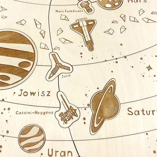 Holzpuzzle mit Illustrationen des Sonnensystems, einschließlich Planeten, Raumsonden und Raumschiffen. Gezeigte Planeten umfassen Mars, Saturn und Uranus. Die Namen der Planeten und Raumsonden sind auf Englisch und Polnisch beschriftet.
