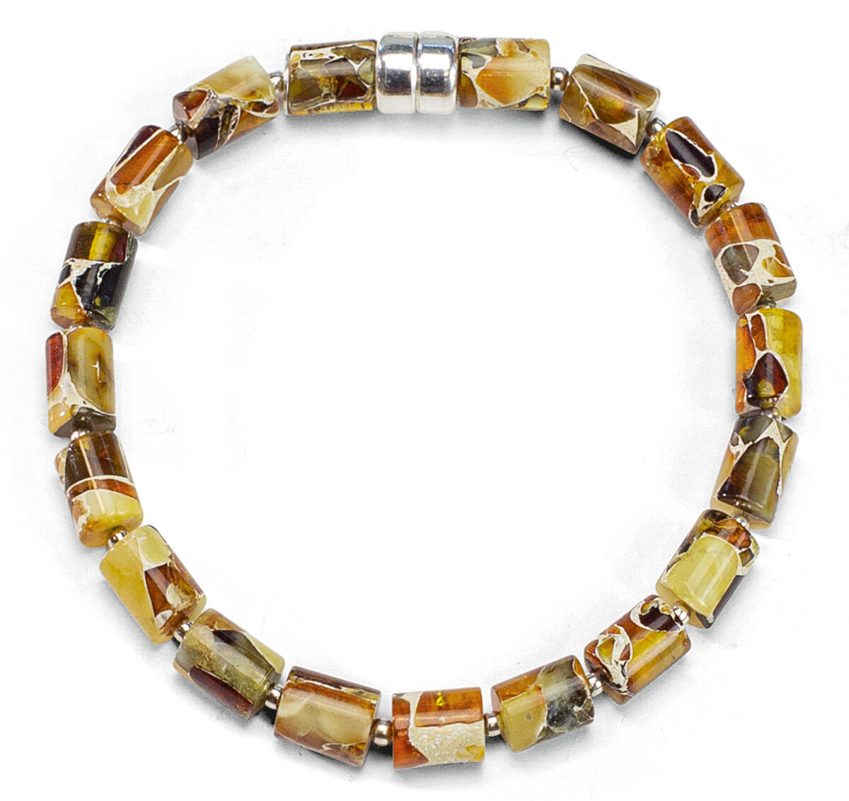 Das Bernstein-Schmuckset "Jantara" Armband von Ars mundi besteht aus rechteckigen, polierten Bernsteinelementen in Braun-, Gelb- und Cremetönen. Die Steine sind auf einem Band aneinandergereiht. In der Mitte befindet sich ein silberfarbener Magnetverschluss.