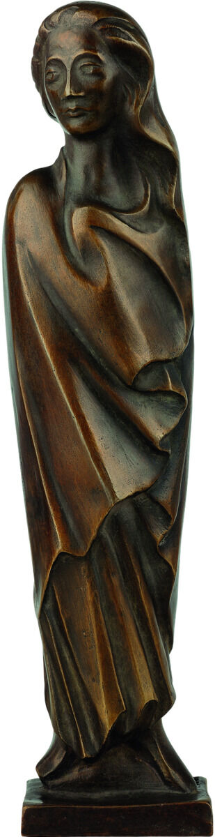 Die Holzskulptur »Frau im Wind« von Ernst Barlach aus dem Jahr 1931 zeigt eine weibliche Figur, eingehüllt in ein Gewand, das dynamisch im Wind zu flattern scheint. Die Farben sind überwiegend Braun- und Dunkelbrauntöne.