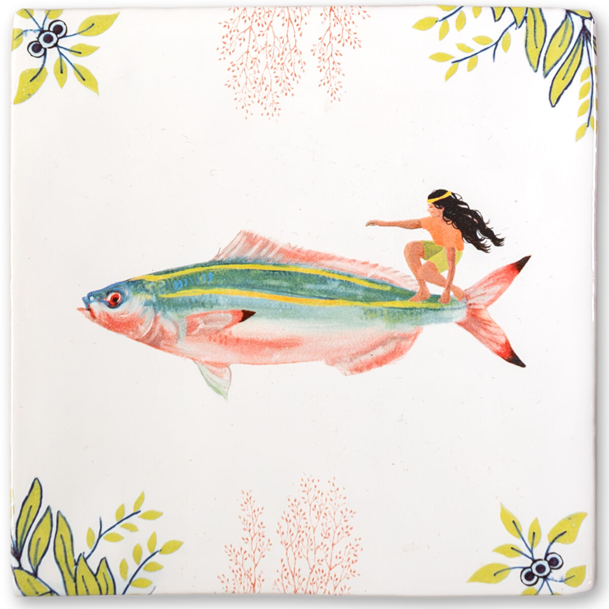 Eine handgemalte Keramikfliese mit dem Motiv einer Person, die auf einem Fisch reitet, umgeben von floralen Mustern in den Ecken, auf weißem Hintergrund.