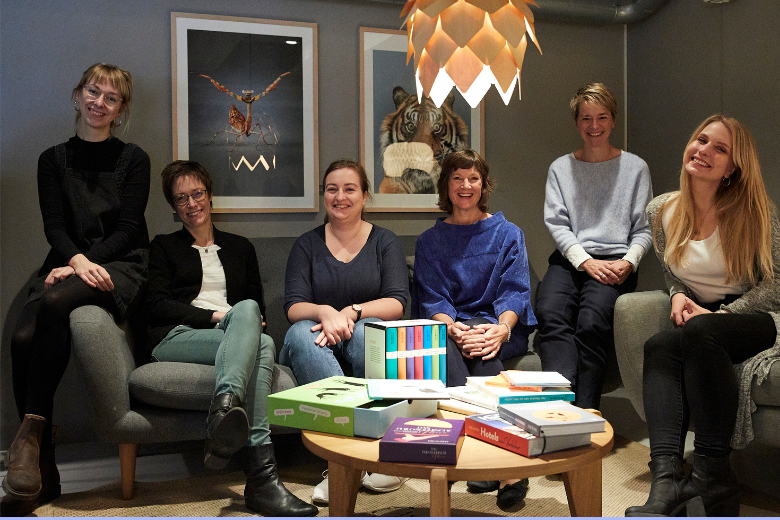 Porträtfoto mit allen Mitgliedern des Teams von ZEIT Bücher. Der Buchhandlung im ZEIT Shop