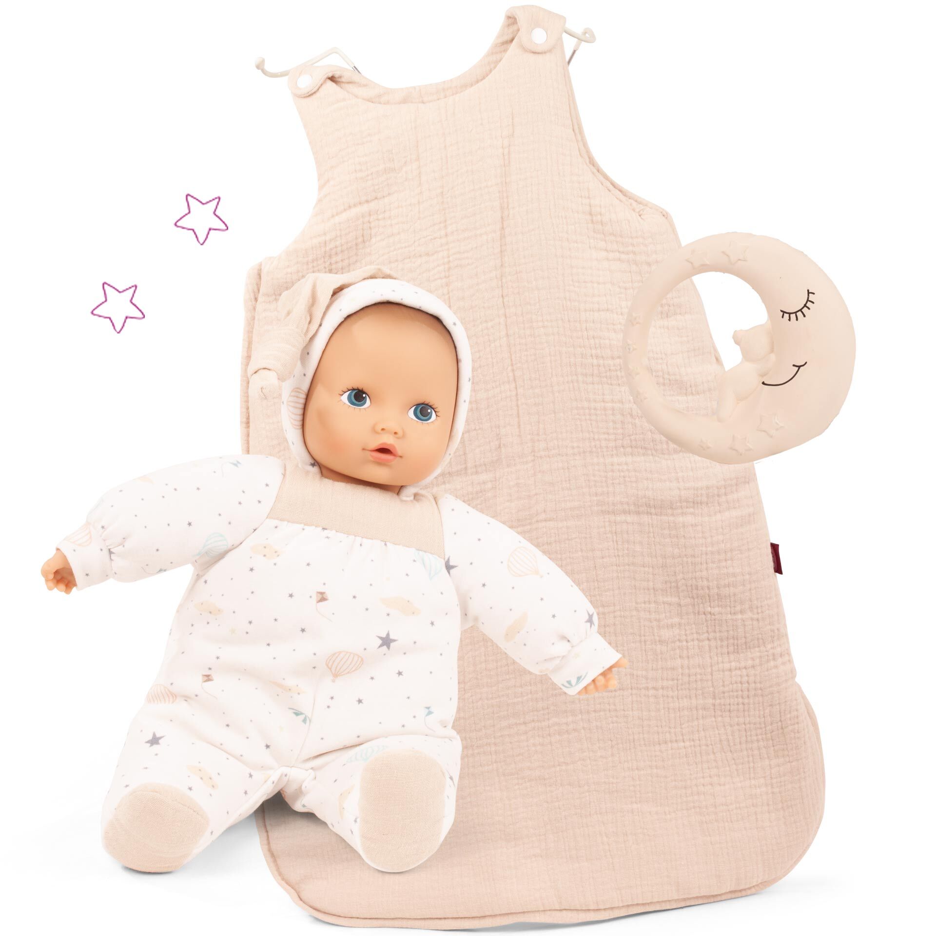 Eine Geschenkbox mit einer Babypuppe in weißem Schlafanzug mit Sternenmuster, einem passenden hellbeigen Schlafsack und einem kuscheligen Stoffmond mit Gesicht, auf weißem Hintergrund. Geeignet als Geschenk zur Geburt oder Taufe.