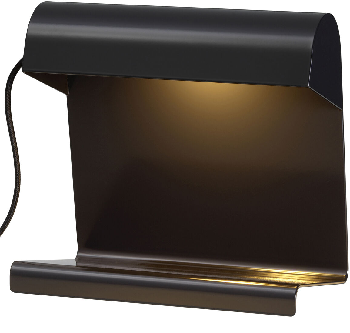 Eine moderne Tischlampe namens »Lampe de Bureau« mit schwarzem Metallgehäuse und minimalistischen Design. Von der Lampe geht ein Netzstecker ab. Die Lampe strahlt in einem gelben Licht.
